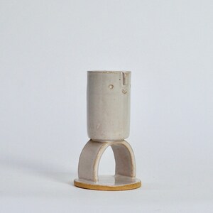 Geschwungener Keramik Kerzenhalter // Mini Vase mit Gesicht // Handarbeit // weiße Glasur Bild 2