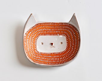 Handgefertigter Keramikring mit Katzengesicht / Schmuckschale / strukturierter Ton + weiße Glasur
