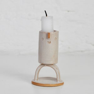 Geschwungener Keramik Kerzenhalter // Mini Vase mit Gesicht // Handarbeit // weiße Glasur Bild 5
