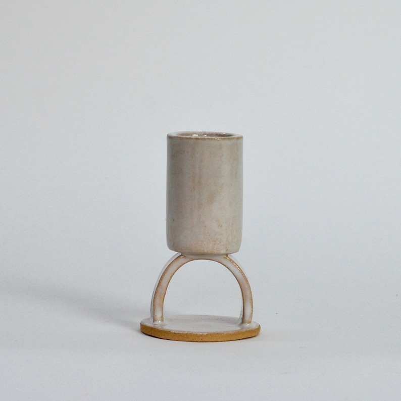 Geschwungener Keramik Kerzenhalter // Mini Vase mit Gesicht // Handarbeit // weiße Glasur Bild 3