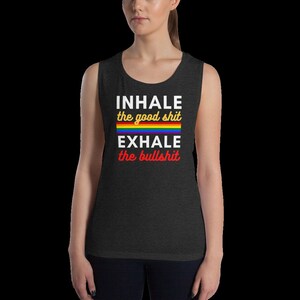 INHALE Good Shit EXHALE Bullshit Camiseta sin mangas holgada con cuello redondo para mujer, citas motivacionales de Fitspiration, taza de fitness, fiesta corporal, Maggic Makers imagen 5