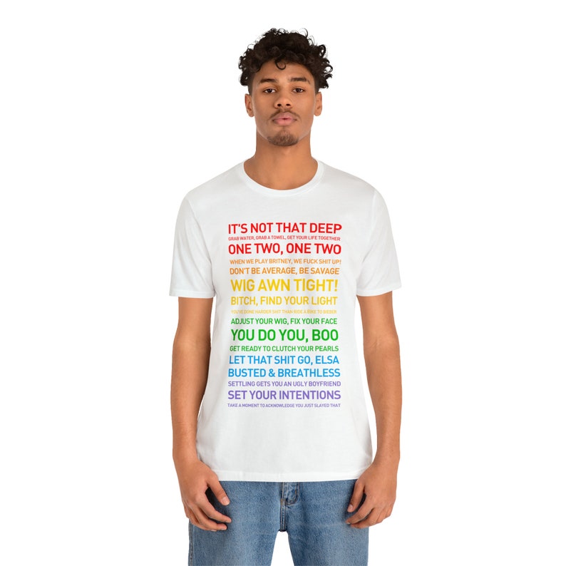 K&ouml;nnte beinhalten: Wei&szlig;es T-Shirt mit einem bunten Grafikdruck mit dem Text "It's not that deep", "One two, one two", "Wig awn tight!" und mehr.