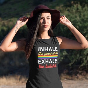 INHALE Good Shit EXHALE Bullshit Camiseta sin mangas holgada con cuello redondo para mujer, citas motivacionales de Fitspiration, taza de fitness, fiesta corporal, Maggic Makers imagen 2