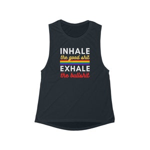 Puede incluir: Un top de tirantes negro sin mangas con un gr&aacute;fico blanco que dice "INHALE the good shit EXHALE the bullshit" con una franja arco&iacute;ris sobre la palabra "shit".