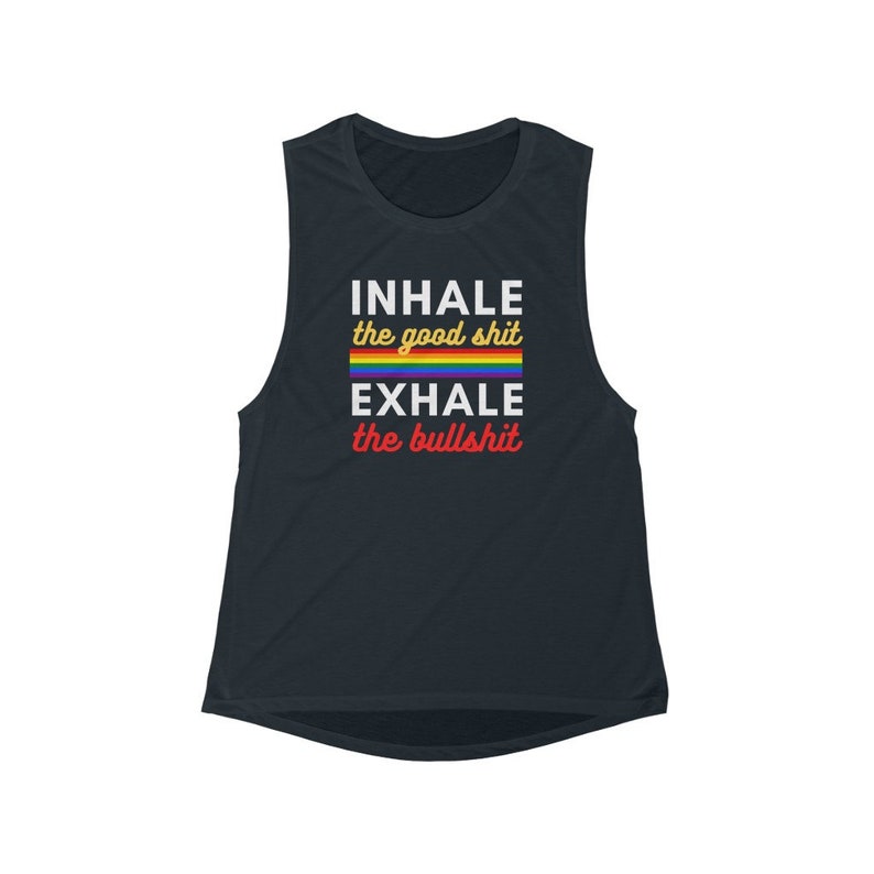 Puede incluir: Un top de tirantes negro sin mangas con un gr&aacute;fico blanco que dice "INHALE the good shit EXHALE the bullshit" con una franja arco&iacute;ris sobre la palabra "shit".