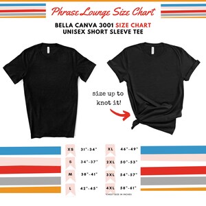 K&ouml;nnte beinhalten: Gr&ouml;&szlig;entabelle f&uuml;r Bella + Canvas 3001 Unisex-T-Shirts mit kurzen &Auml;rmeln. Die Tabelle zeigt die Brustweite in Zoll f&uuml;r die Gr&ouml;&szlig;en XS, S, M, L, XL, 2XL, 3XL und 4XL. Der Text "size up to knot it!" ist in Rot geschrieben.