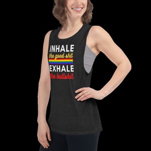 INHALE Good Shit EXHALE Bullshit Camiseta sin mangas holgada con cuello redondo para mujer, citas motivacionales de Fitspiration, taza de fitness, fiesta corporal, Maggic Makers imagen 6