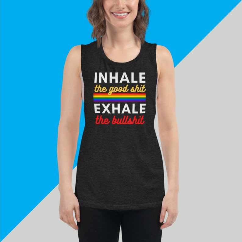 INHALE Good Shit EXHALE Bullshit Camiseta sin mangas holgada con cuello redondo para mujer, citas motivacionales de Fitspiration, taza de fitness, fiesta corporal, Maggic Makers imagen 1