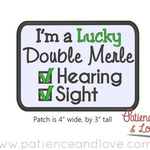 Puede incluir: Un parche blanco con texto negro que dice "I'm a Lucky Double Merle Hearing Sight" con marcas de verificación verdes en casillas. El parche mide 4 pulgadas de ancho y 3 pulgadas de alto. Debajo del parche hay un corazón rojo con una huella de pata dentro y el texto "Patience & Love" en negro. El texto "www.patienceandlove.com" está debajo del corazón.