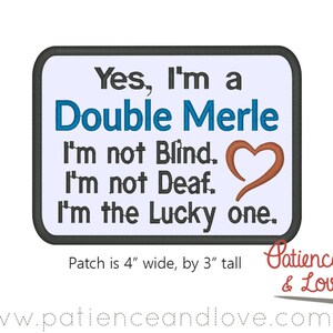 Puede incluir: Un parche rectangular azul y gris con el texto "Sí, soy un Double Merle. No soy ciego. No soy sordo. Soy el afortunado." con un corazón marrón. El parche mide 10 cm de ancho y 7,5 cm de alto. El texto "Paciencia & Amor" está debajo del parche con un corazón rojo y una huella de pata.