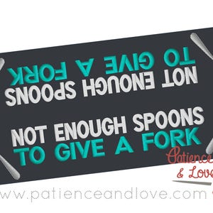 Puede incluir: Un cartel blanco y negro con el texto "No hay suficientes cucharas para dar un tenedor" y un gráfico de cuchara de plata. El texto está en fuente blanca con un contorno turquesa. El cartel tiene un borde blanco y el texto "Paciencia y Amor" está en rojo en la parte inferior.