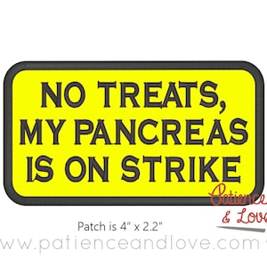 Può includere: Toppa ricamata gialla con testo nero che recita "NO TREATS, MY PANCREAS IS ON STRIKE". La toppa misura 4 pollici per 2,2 pollici.