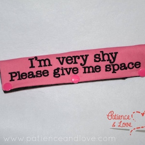 1 I&#39;m very shy, Please give me space, leash sleeve, snap on, 2 lines of text on each side