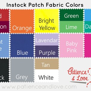 Op de afbeelding: Een kaart met beschikbare stoffenkleuren om te kopen. De kleuren omvatten rood, bordeauxrood, oranje, geel, felgeel, groen, limoen, teal, donkerblauw, lichtblauw, blauw, lavendel, paars, babyroze, roze, zwart, grijs, bruin en wit.