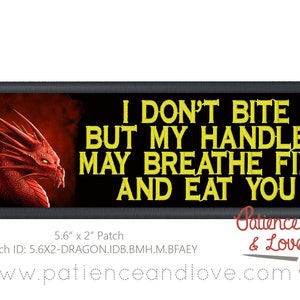 Op de afbeelding: Een geborduurde patch in zwart en rood met een rode draak en gele tekst die "Ik bijt niet, maar mijn handler kan vuur spuwen en je opeten" luidt. De patch is 5,6 inch bij 2 inch.