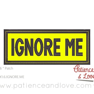 Könnte beinhalten: Gelber und schwarzer gestickter Aufnäher mit dem Text "IGNORE ME" in schwarzen Buchstaben. Der Aufnäher ist 3,8 Zoll mal 1,6 Zoll groß.