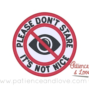 Może przedstawiać: Naszywka haftowana w kolorze czerwonym i białym z czerwonym kółkiem i przechodzącą przez czarne oko czerwoną linią ukośną. Tekst wokół kółka brzmi "Please Don't Stare It's Not Nice".