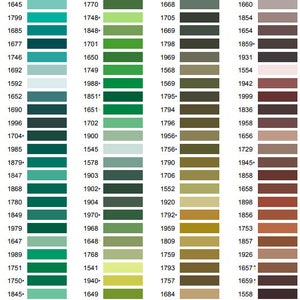 Op de afbeelding: Een kleurenkaart met 12 kolommen garenkleuren. Elke kolom heeft 20 verschillende tinten groen, bruin en beige. De kaart is genummerd van 1645 tot 1906.