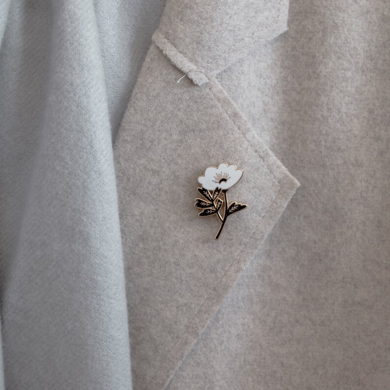 Lapel Pin Black /& White Flower Enamel Pin Badge