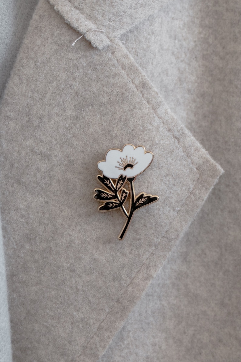 Lapel Pin Black /& White Flower Enamel Pin Badge