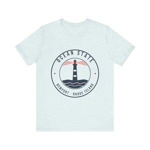 Camiseta del Faro de Ocean State, Camiseta con el emblema de Newport, Rhode Island, Recuerdo de Rhode Island, Regalo náutico de faro, Camiseta unisex de algodón suave imagen 4