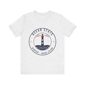 Camiseta del Faro de Ocean State, Camiseta con el emblema de Newport, Rhode Island, Recuerdo de Rhode Island, Regalo náutico de faro, Camiseta unisex de algodón suave imagen 2