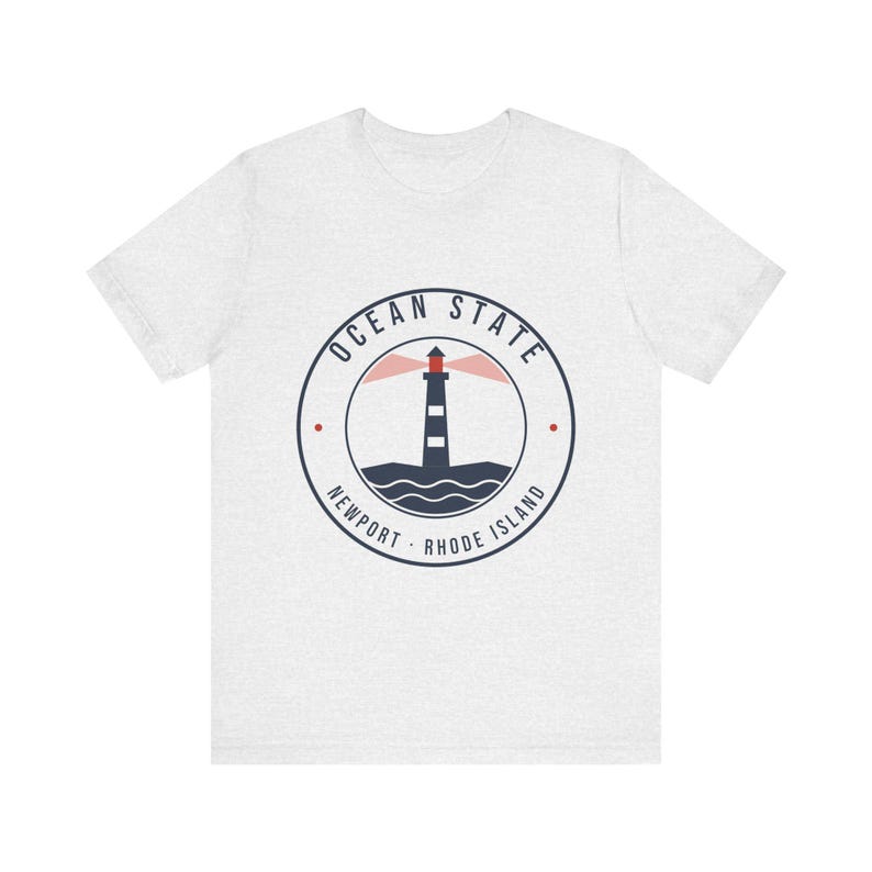 Camiseta del Faro de Ocean State, Camiseta con el emblema de Newport, Rhode Island, Recuerdo de Rhode Island, Regalo náutico de faro, Camiseta unisex de algodón suave imagen 2
