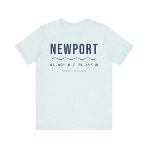 T-shirt met coördinaten van Newport, Rhode Island, minimalistisch T-shirt van Rhode Island, 41.49 N 71.31 W, souvenir van Newport, cadeau uit New England, unisex katoenen T-shirt. afbeelding 4