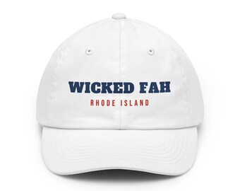 Op de afbeelding: Een witte baseballpet met de tekst WICKED FAH in dikke blauwe letters op de voorkant, met de woorden RHODE ISLAND in kleinere rode letters direct onder de hoofdtekst gedrukt.