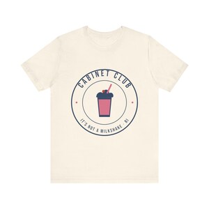 Maglietta Cabinet Club, Maglietta Rhode Island Milkshake, Non è un milkshake, Maglietta divertente con slang del Rhode Island, Regalo per gli amanti del Rhode Island, Maglietta unisex in cotone immagine 3