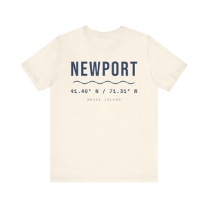T-shirt met coördinaten van Newport, Rhode Island, minimalistisch T-shirt van Rhode Island, 41.49 N 71.31 W, souvenir van Newport, cadeau uit New England, unisex katoenen T-shirt. afbeelding 3