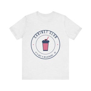 Maglietta Cabinet Club, Maglietta Rhode Island Milkshake, Non è un milkshake, Maglietta divertente con slang del Rhode Island, Regalo per gli amanti del Rhode Island, Maglietta unisex in cotone immagine 2