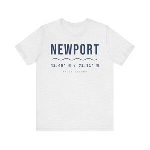 T-shirt met coördinaten van Newport, Rhode Island, minimalistisch T-shirt van Rhode Island, 41.49 N 71.31 W, souvenir van Newport, cadeau uit New England, unisex katoenen T-shirt. afbeelding 2