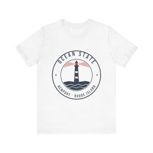 Camiseta del Faro de Ocean State, Camiseta con el emblema de Newport, Rhode Island, Recuerdo de Rhode Island, Regalo náutico de faro, Camiseta unisex de algodón suave imagen 1