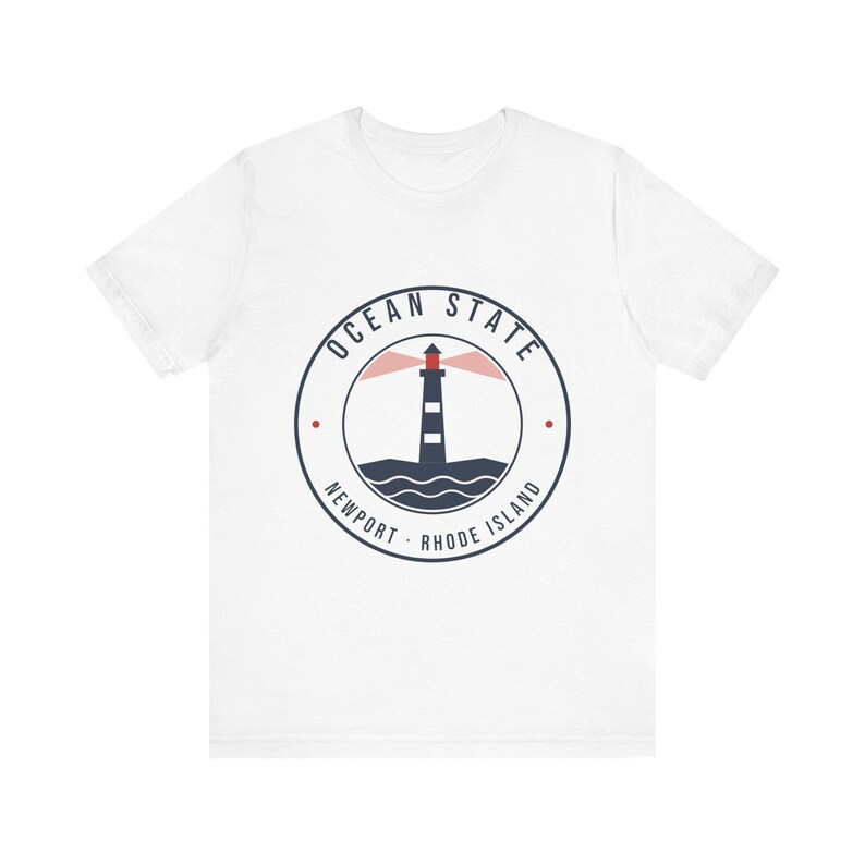 Camiseta del Faro de Ocean State, Camiseta con el emblema de Newport, Rhode Island, Recuerdo de Rhode Island, Regalo náutico de faro, Camiseta unisex de algodón suave imagen 1