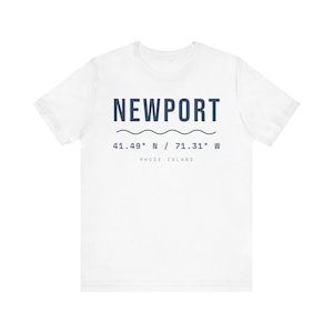 T-shirt met coördinaten van Newport, Rhode Island, minimalistisch T-shirt van Rhode Island, 41.49 N 71.31 W, souvenir van Newport, cadeau uit New England, unisex katoenen T-shirt. afbeelding 1