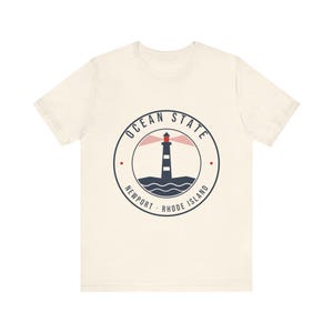 Camiseta del Faro de Ocean State, Camiseta con el emblema de Newport, Rhode Island, Recuerdo de Rhode Island, Regalo náutico de faro, Camiseta unisex de algodón suave imagen 3