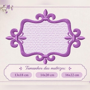 Pode incluir: Um design de bordado à máquina roxo com uma moldura retangular central adornada com volutas e flores-de-lis. O interior tem um padrão de grade. O texto indica: Tamanhos das matrizes: 13x18 cm, 14x20 cm, 16x22 cm.