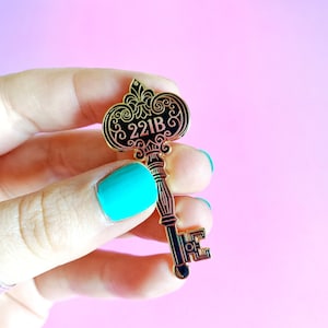 Sherlock Holmes Emaille Pin. 221b Baker Street Emaille Pin. Schlüssel Emaille Pin. Sherlock Emaille Pin. Arthur Conan Doyle. Buchliebhaber Emaille Pin.