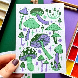Carte postale champignon violet et vert. Carte postale d'art à la gouache. Mini impression champignon. Motif champignon. Impression de champignon vénéneux. Impression de champignons. Art de la carte postale