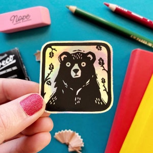 Sticker vinyle holographique ours des bois. Sticker ours mignon. Sticker noyau forestier. Autocollant holographique. Autocollant d'automne. Autocollant d'automne. Autocollant mignon.