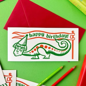 Carte d'anniversaire médiévale de sorcier. Marginales médiévales. Créatures médiévales. Manuscrit enluminé. Bizarre médiéval. Moyen Âge. Vieil anglais