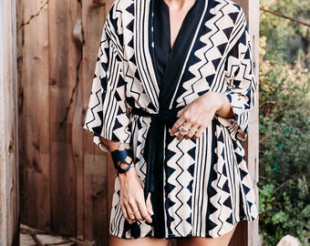 Geometrischer Pint Kimono: Schwarz-Weiß-Strandvertuschung