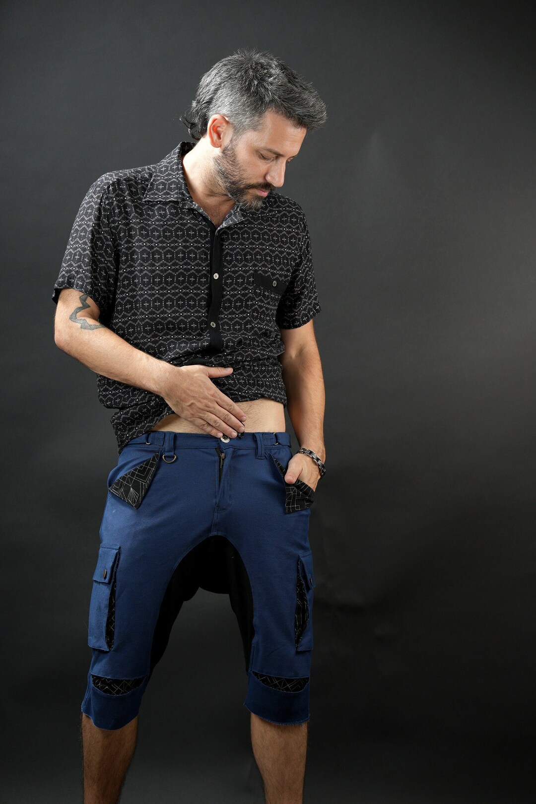 Pantaloncini di cotone blu con cavallo basso: outfit da festival