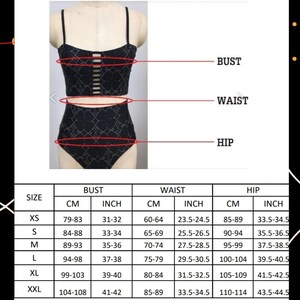 Peut inclure: Tableau des tailles pour des maillots de bain avec des mesures en pouces et en centim&egrave;tres. Le tableau indique les mesures de la poitrine, de la taille et des hanches pour les tailles XS &agrave; XXL.