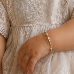 Dooparmbandje voor baby's, armbandje met zoetwaterparelkruisje, doopcadeau, verguld of sterling zilver, gepersonaliseerd babyarmbandje, petekind