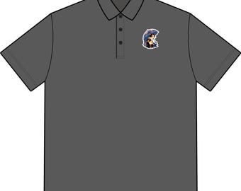 Puede incluir: Un polo de manga corta en color gris oscuro con un pequeño gráfico en el pecho izquierdo. El gráfico muestra un gato calicó sentado bajo un paraguas azul. La prenda cuenta con un cuello clásico y una tapeta con tres botones.