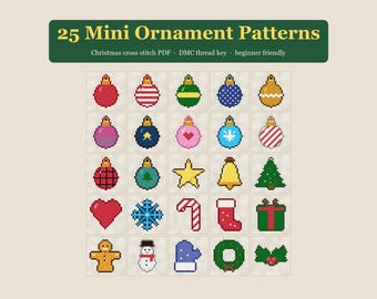 Può includere: Una collezione digitale di 25 schemi di mini ornamenti per punto croce natalizio. La grafica presenta una griglia di icone in pixel art che includono palline, una stella, una campana, un albero, un cuore, un fiocco di neve e un pupazzo.