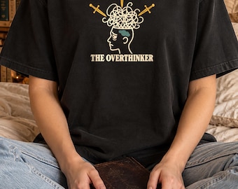 Camiseta de tarot "El Pensador Excesivo", camiseta divertida de parodia del tarot, camiseta de humor sobre la ansiedad y estilo bruja, regalo de Comfort Colors para personas que piensan demasiado.