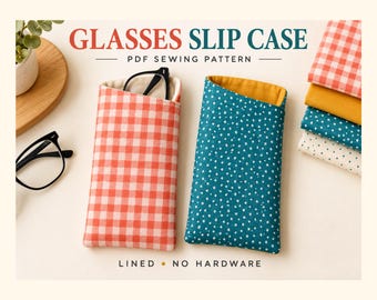 Può includere: Due custodie per occhiali in tessuto, una con motivo a quadretti rossi e bianchi e una con motivo a macchie color ottanio e bianco. Il testo recita: PATTERNS SEWING ART, GLASSES SLIP CASE, PDF SEWING PATTERN, LINED NO HARDWARE, DIGITAL PDF PATTERN.